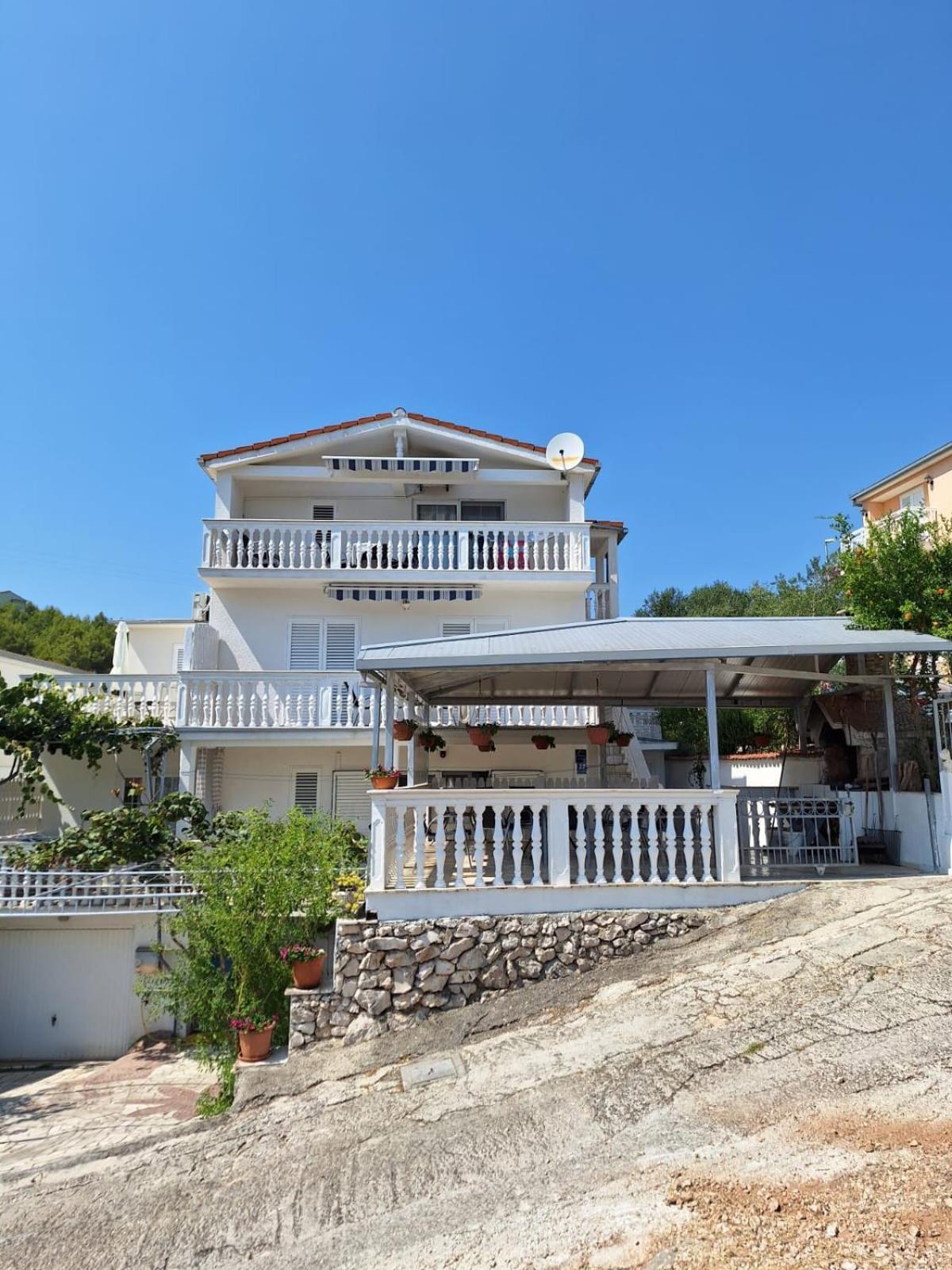 Apartments Zdenka Марина Екстериор снимка